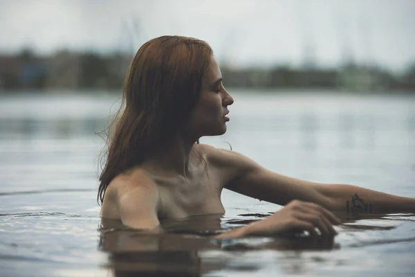 ปภาพของผ งเปล อยกายว ายน าในทะเลสาบ — ภาพถ่ายสต็อก