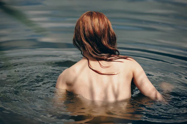 湖や川で泳いでいる裸の女性の背中 — ストック写真
