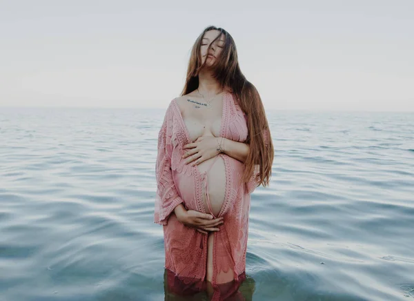 Těhotná Žena Moři Drží Své Břicho — Stock fotografie