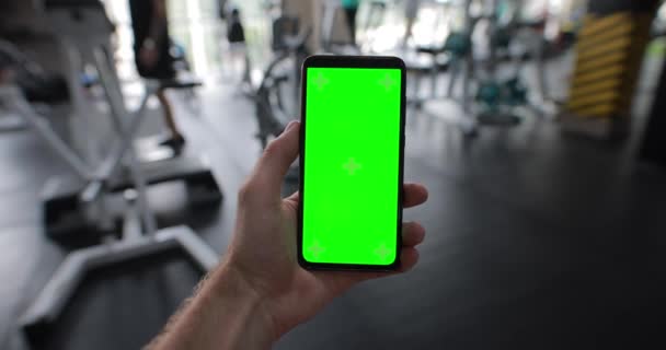 Mężczyzna Ręka Gospodarstwa Smartfon Pusty Zielony Ekran Chromakey Siłowni — Wideo stockowe