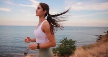 Motivasyon, deniz sahilinde koşan spor kadını, ağır çekim.