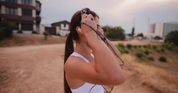Спортивная Женщина Наушниках Моря Слушает Музыку — стоковое видео