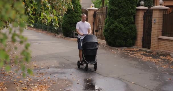 Père Marchant Avec Bébé Dans Une Poussette Dans Les Rues — Video