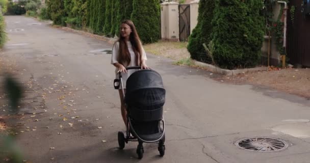 Madre Caminando Con Bebé Cochecito Las Calles — Vídeos de Stock