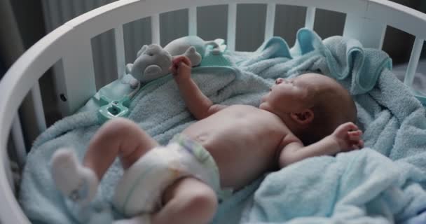 Menino Bonito Bebê Recém Nascido Jaz Cama — Vídeo de Stock