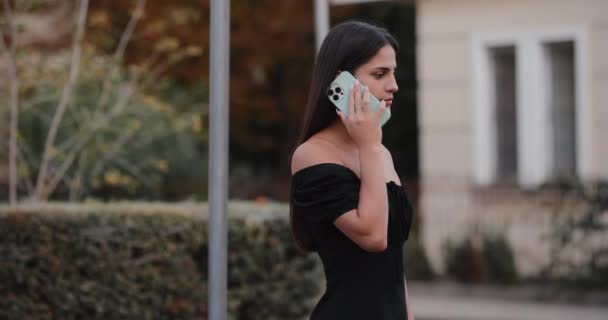 Slow Motion Vrouw Praat Mobiele Telefoon Stad — Stockvideo