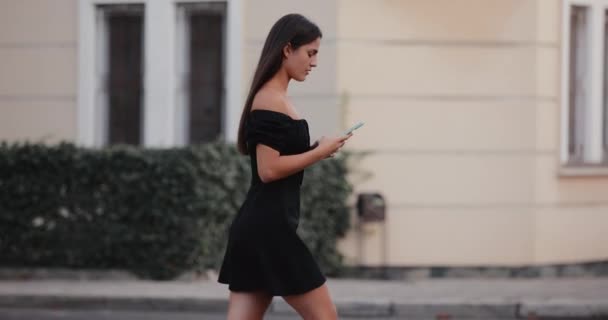 スローモーション 都市で携帯電話を使用してドレスでエレガントなセクシーな女性 — ストック動画