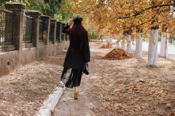 Tyttö Musta Retro Takki Ranskalainen Tyyli Kävelee Pitkin Kujaa Syksyllä — kuvapankkivalokuva