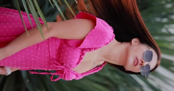Krásná Žena Růžových Šatech Otáčení Tvář Zpět Vlasy Házet Zpomalení — Stock video