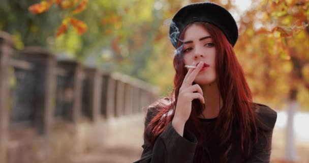 Mujer Joven Fumando Cigarrillo Parque Otoño Cámara Lenta — Vídeo de stock