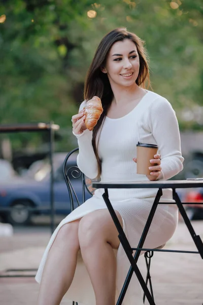 Mulher Comendo Croissant Sentado Mesa Café Livre — Fotografia de Stock