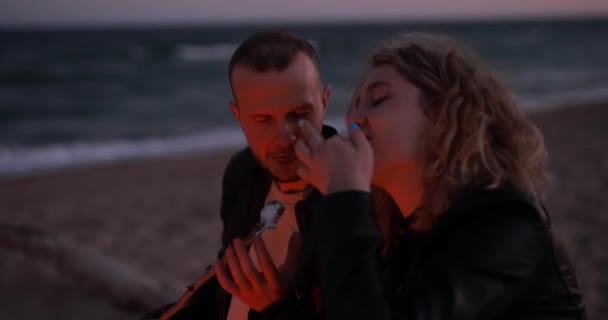 Romantický Večer Pobřeží Ohně Pár Žužu Marshmallows — Stock video