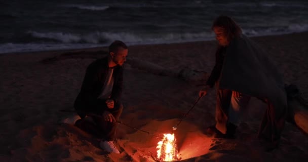 Noite Romântica Praia Perto Fogo Casal Prepara Marshmallows — Vídeo de Stock