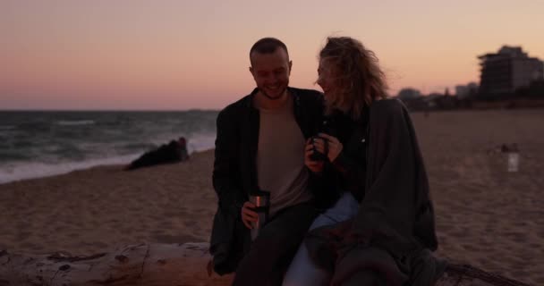 Pasangan Berbicara Bersama Sama Dengan Kelembutan Dekat Api Pantai Malam — Stok Video