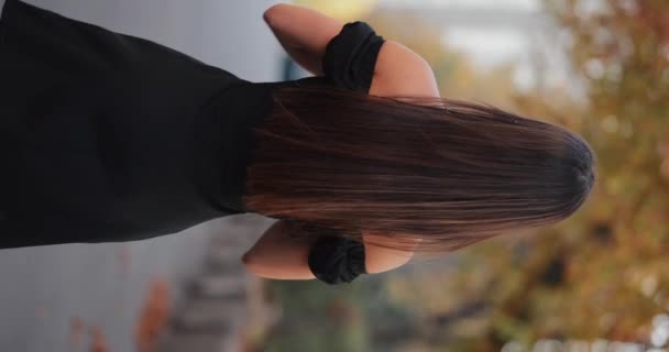 Femme Ralenti Jetant Ses Cheveux Marchant Long Allée Vue Dos — Video