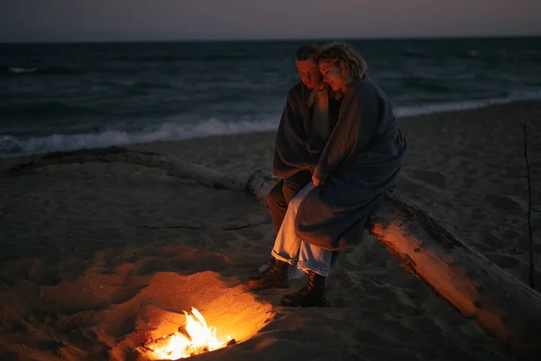 งอย วยก วยความอ อนโยน ใกล บไฟแคมป บนชายหาดตอนเย — ภาพถ่ายสต็อก