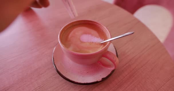 Pov Añadiendo Azúcar Taza Café Mezclándolo Mesa Cafetería — Vídeo de stock