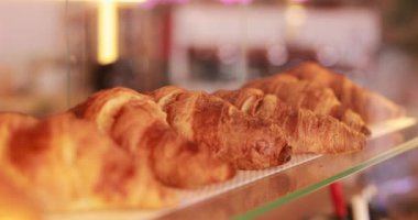 Bir kafede vitrinde bir sıra kruvasan.