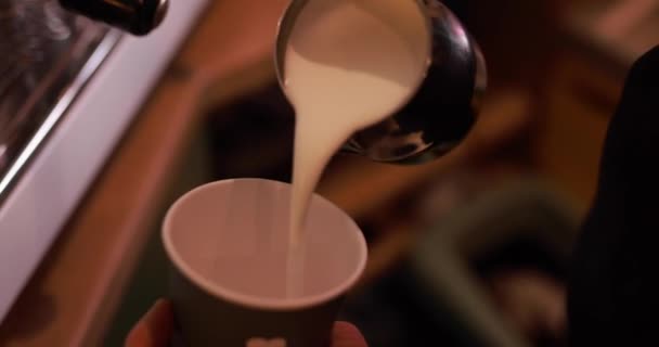 Ρίχνει Ένα Γάλα Φλιτζάνι Για Την Παρασκευή Latte — Αρχείο Βίντεο