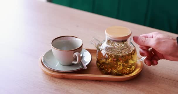 Χύνοντας Τσάι Φλιτζάνι Από Διάφανη Τσαγιέρα Ένα Καφέ — Αρχείο Βίντεο