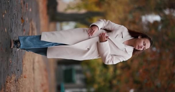 Paltolu Şık Bir Kadın Sonbahar Sokağı Boyunca Ağır Çekimde Dikey — Stok video