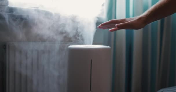 蒸汽从空气加湿器里出来 人的手在水雾中玩耍 — 图库视频影像