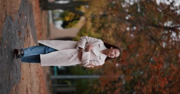 Κομψή Γυναίκα Ένα Παλτό Βόλτες Απολαμβάνοντας Φθινόπωρο Σοκάκι Αργή Κίνηση — Αρχείο Βίντεο
