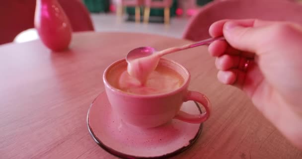 Mencampur Gula Dalam Cangkir Kopi Kafe Merah Muda — Stok Video