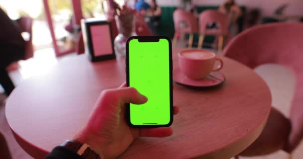 Tela Verde Vazia Smartphone Uma Mão Masculina Usando Telefone Celular — Vídeo de Stock