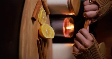 Mum ışığında tarçın kıran kadın eller, yavaş çekim dikey video