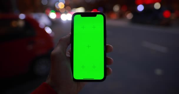夜道近くの緑色のクロマキーでスマートフォンを保持するPov男性手 — ストック動画