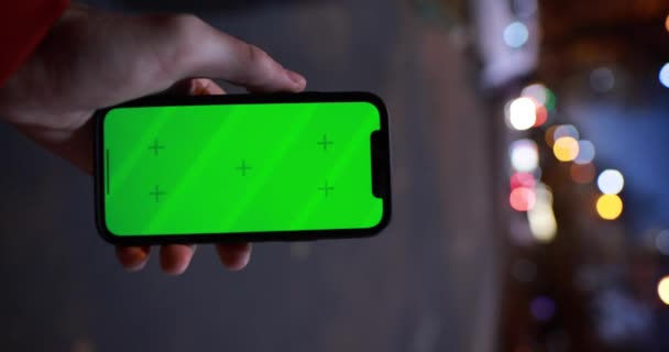 Pov Αρσενικό Χέρι Κρατώντας Smartphone Πράσινο Chroma Οθόνη Κλειδί Κοντά — Αρχείο Βίντεο