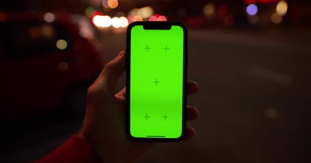 Pov Αρσενικό Χέρι Κρατώντας Smartphone Πράσινο Chroma Οθόνη Κλειδί Κοντά — Αρχείο Βίντεο