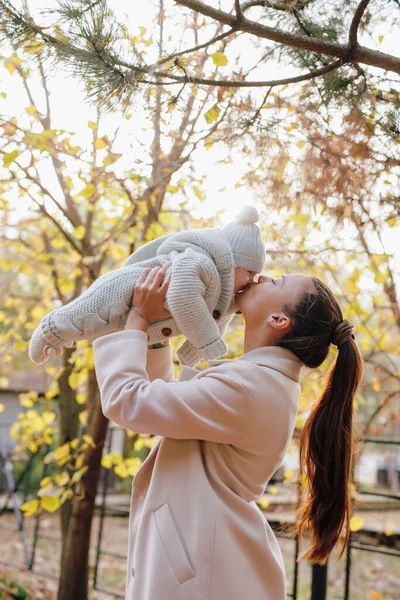 Nuori Äiti Suutelee Hänen Pieni Poikansa Syksyllä Puistossa — kuvapankkivalokuva