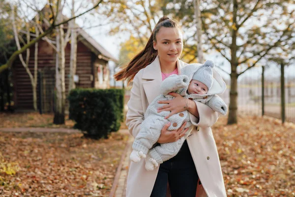 Unge Mor Holder Sin Lille Gutt Høstparken – stockfoto