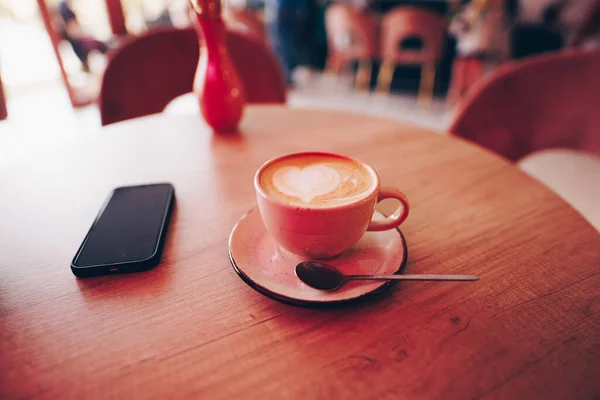 Ceașcă Cappuccino Masă Într Cafenea Roz Imagini stoc fără drepturi de autor