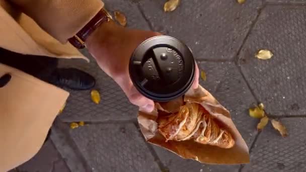 Pov Mužská Ruka Nese Podzim Kávu Croissantem — Stock video