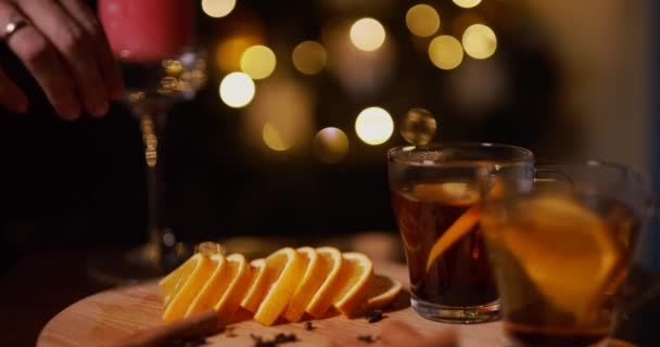 Vrouwelijke Hand Neemt Een Sinaasappelmoes Kerst Concept — Stockvideo