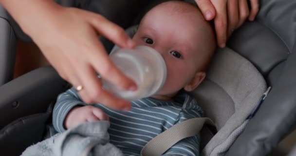 Baby Pojke Dricka Mjölk Från Flaskan Liggande Stolen — Stockvideo
