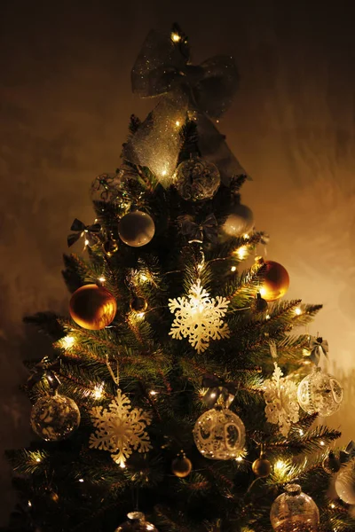 Toplar Çelenklerle Süslenmiş Noel Ağacı — Stok fotoğraf