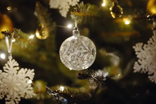 Una Bola Decorativa Blanca Árbol Navidad Imagen De Stock