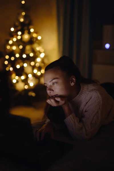 Femeia Care Folosește Laptopul Întins Pat Noaptea Crăciun Imagine de stoc