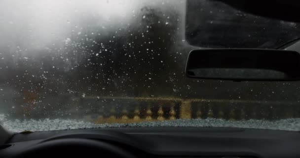 Środku Widok Śniegu Uderza Zimną Szybę Samochodu Zestawie Oryginalne Audio — Wideo stockowe