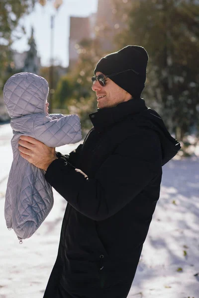 Lykkelig Mann Som Holder Barn Vinteren – stockfoto