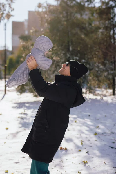 Lykkelig Mann Som Holder Barn Vinteren – stockfoto