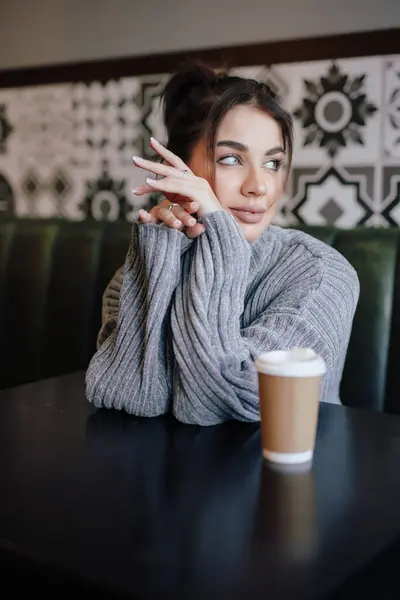 Vakker Kvinne Som Sitter Ved Bordet Med Kaffekopp Kafé – stockfoto
