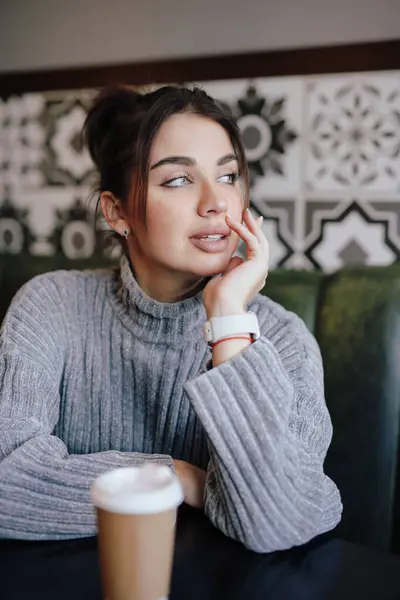 Hermosa Mujer Sentada Mesa Con Taza Café Cafetería Imagen De Stock