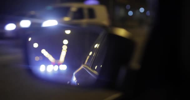 Автомобильное Отражение Зеркале Заднего Вида Слева Ночью Включая Оригинальный Звук — стоковое видео