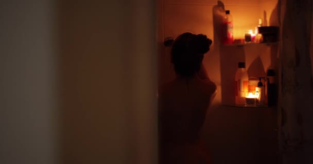 Naga Kobieta Biorąc Prysznic Świetle Świecy — Wideo stockowe