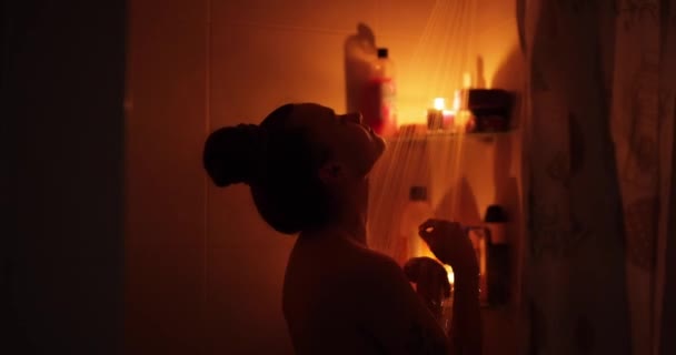 Гола Жінка Приймає Душ Світлі Свічки — стокове відео